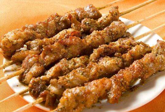 街道边五块钱一串的羊肉串靠谱吗,街边羊肉串10块5串是真的吗