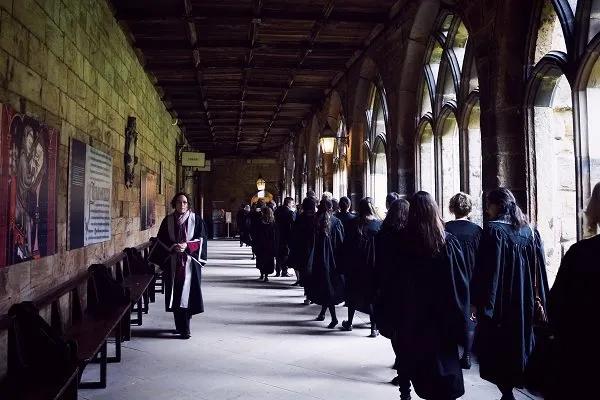 英国当地公认最好的四所大学，也是顶尖贵族大学，附加个隐藏学校