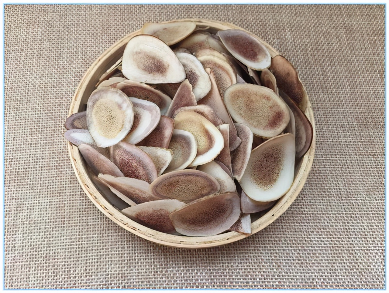 鹿角自然脱落是鹿茸吗,鹿角会自然脱落为什么还要割鹿角