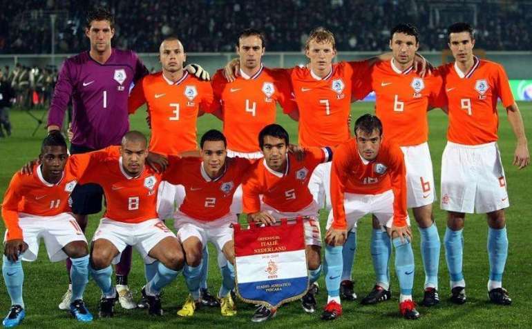 足球全攻全守战术是什么意思,足球全防全攻