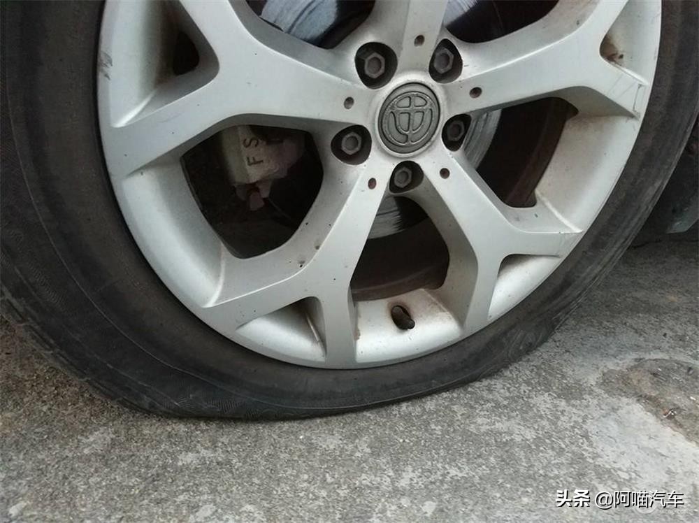 小车冬天轮胎亏气正常么,轮胎老是亏气查不出来