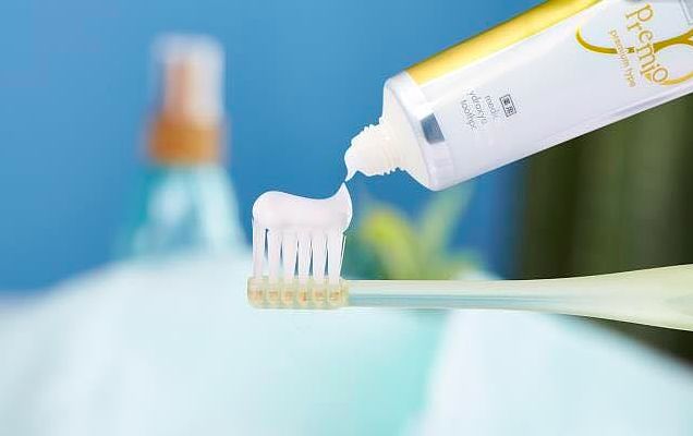 白墙上的污渍修补,白墙有黑印怎么能清除