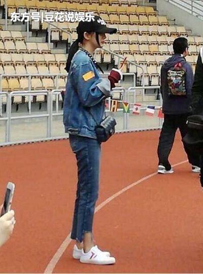 孙俪陪女儿臭美陪儿子踢足球，明星参加亲子活动都做什么？