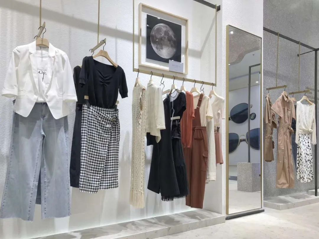 谁说服装店不行了？这个低调的女装却悄悄地开了1200多家店