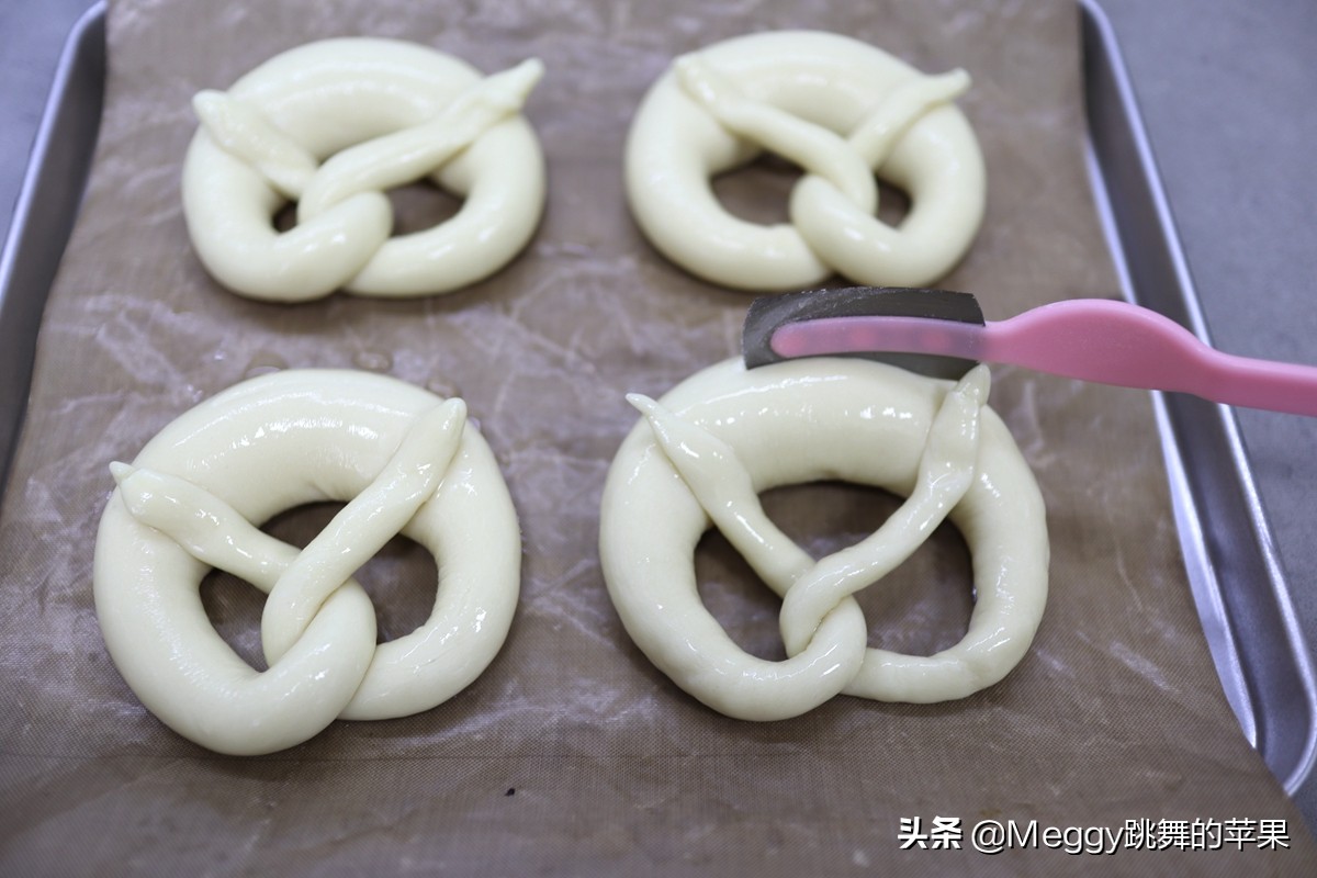 77岁老妈最爱吃的面包，口感扎实，造型美观，德国人喝啤酒必备