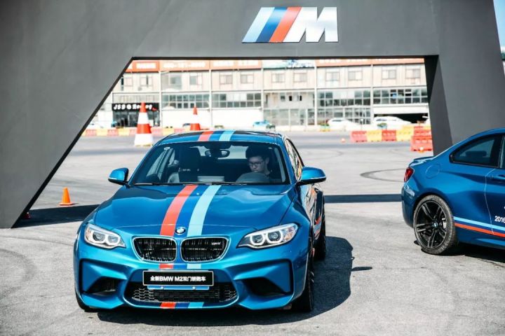 车迷必备玩具,宝马m2c雷霆版黑武士