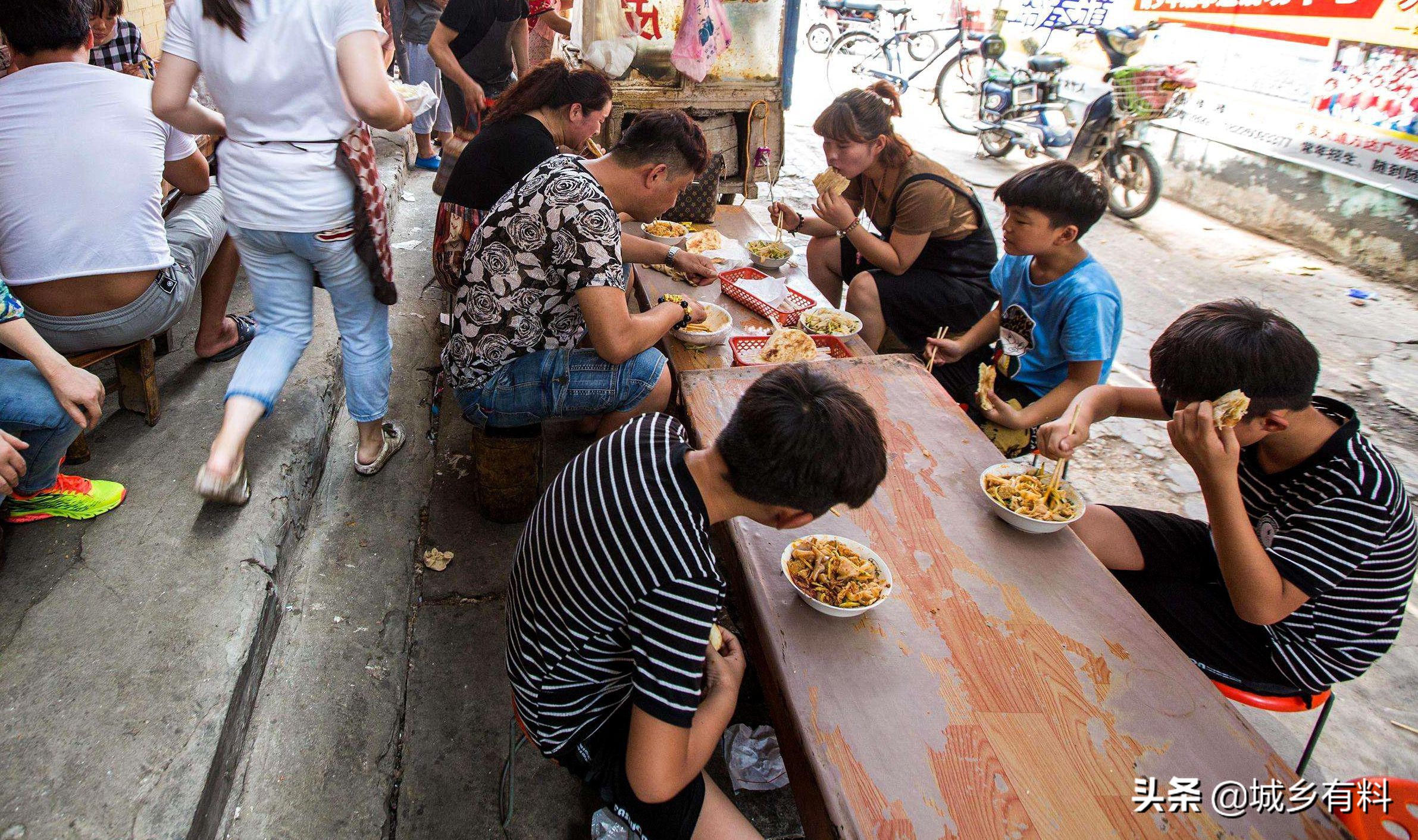 陕西小伙摆摊卖凉皮，从月收入几百到3万只用4年，生意火爆