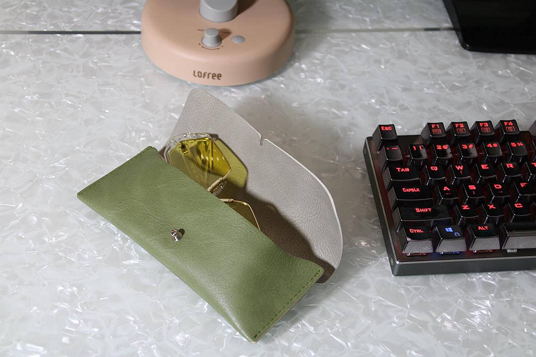 不仅解决开车人士长期困扰，它还能日夜两样感光变色