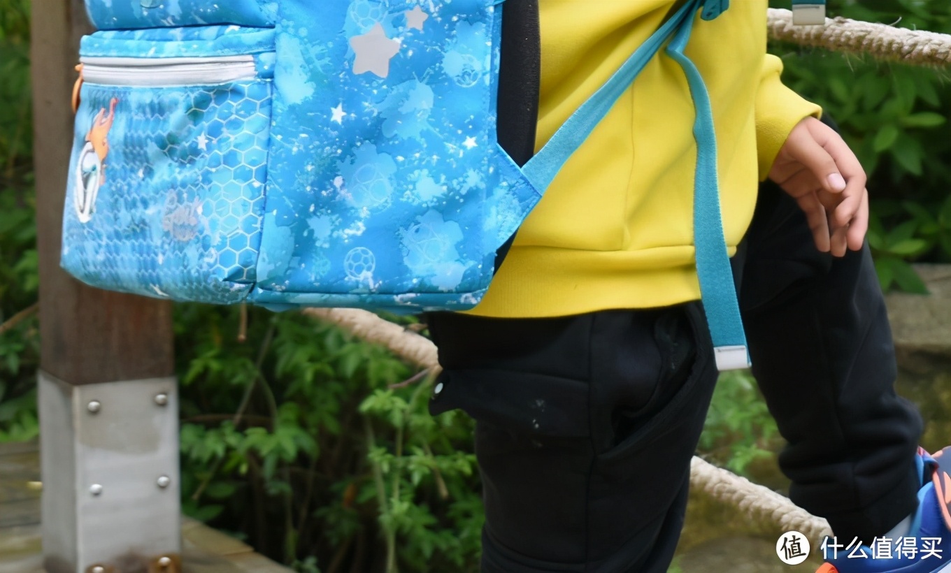 别让孩子输在起跑线，背上GMT for Kids挪威小方包，轻便 舒适 充裕