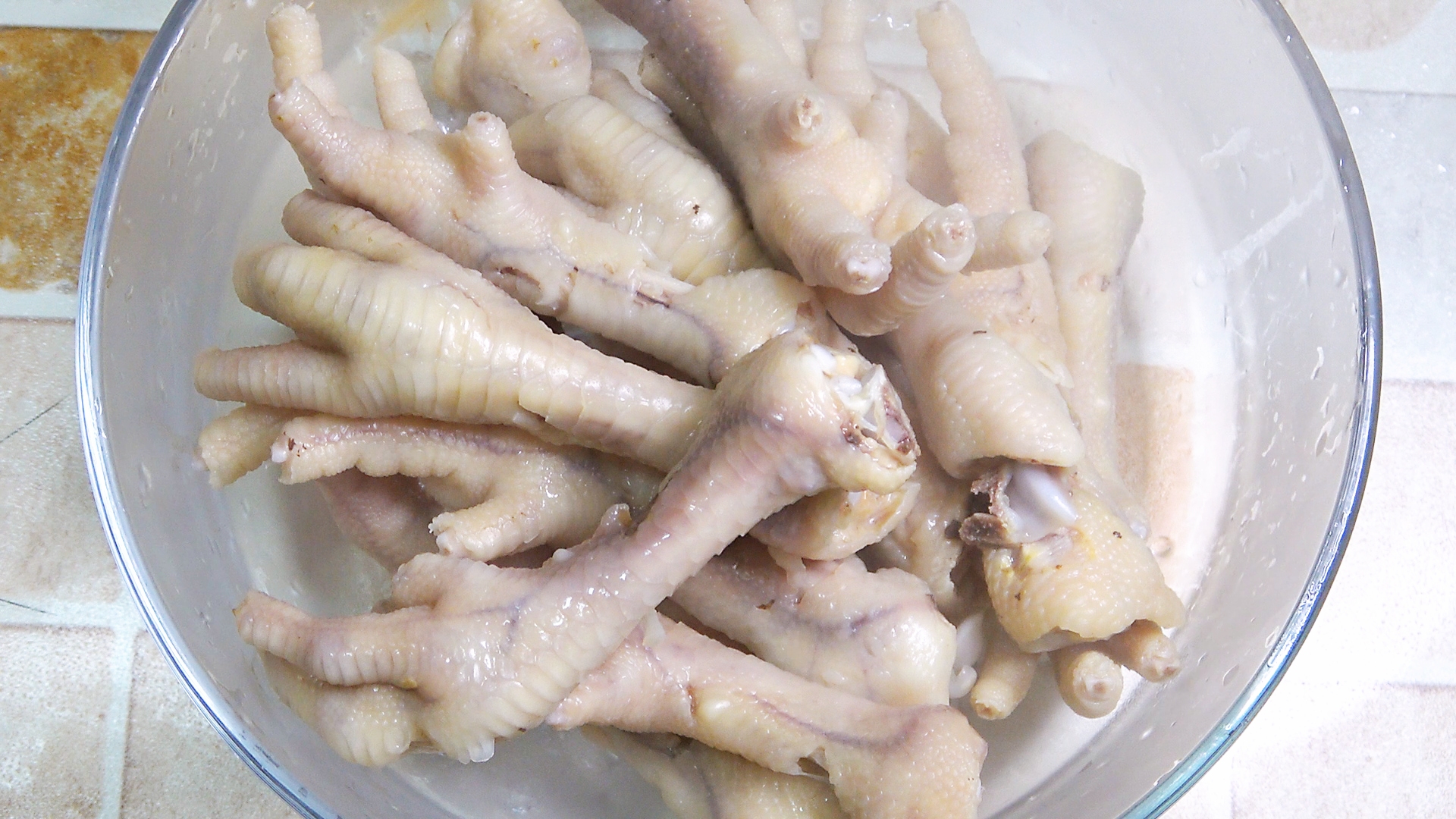 鸡爪去骨新方法，一根牙签就搞定，简单快速又完整，真实用