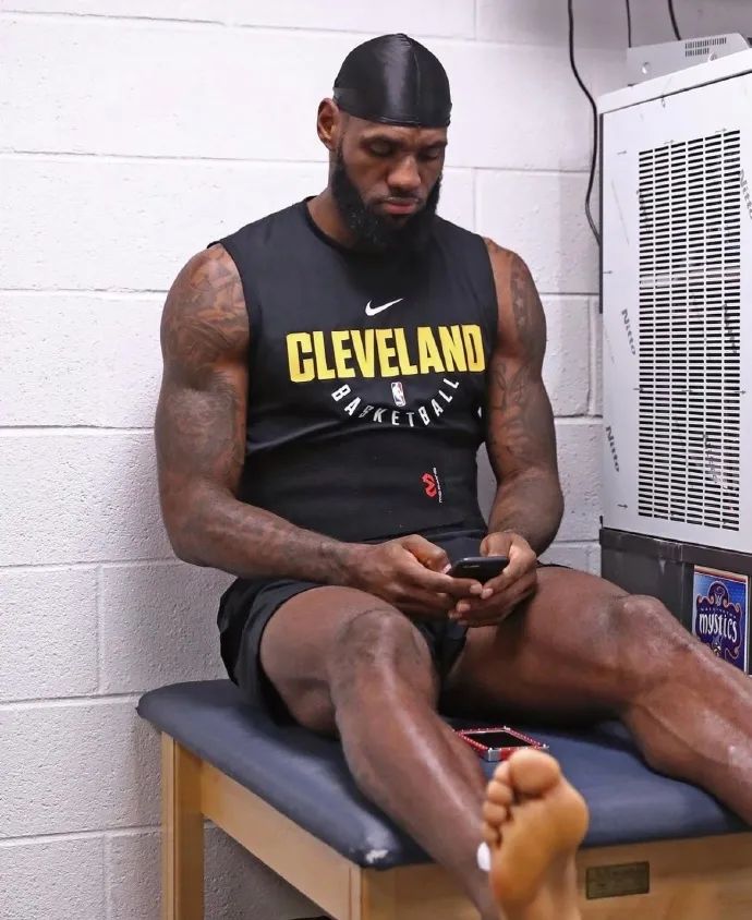 心疼!詹姆斯穿上厚重的护靴!湖人放弃场均5.4分3.2板中锋