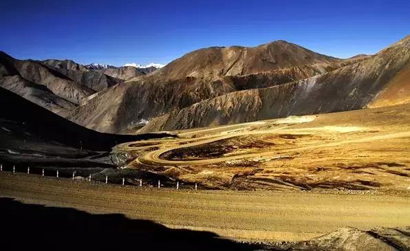 世界上海拔最高的公路！中国最神奇的天路！比川藏线还险10倍！