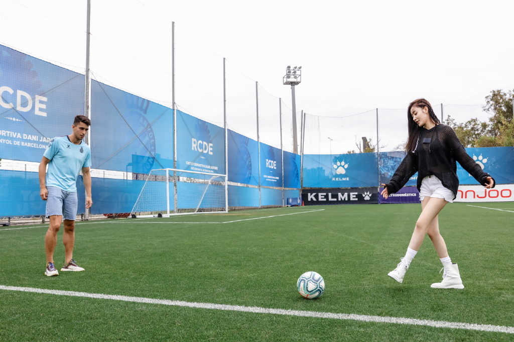 张天爱穿超短裤,张天爱穿镂空鲨鱼裤