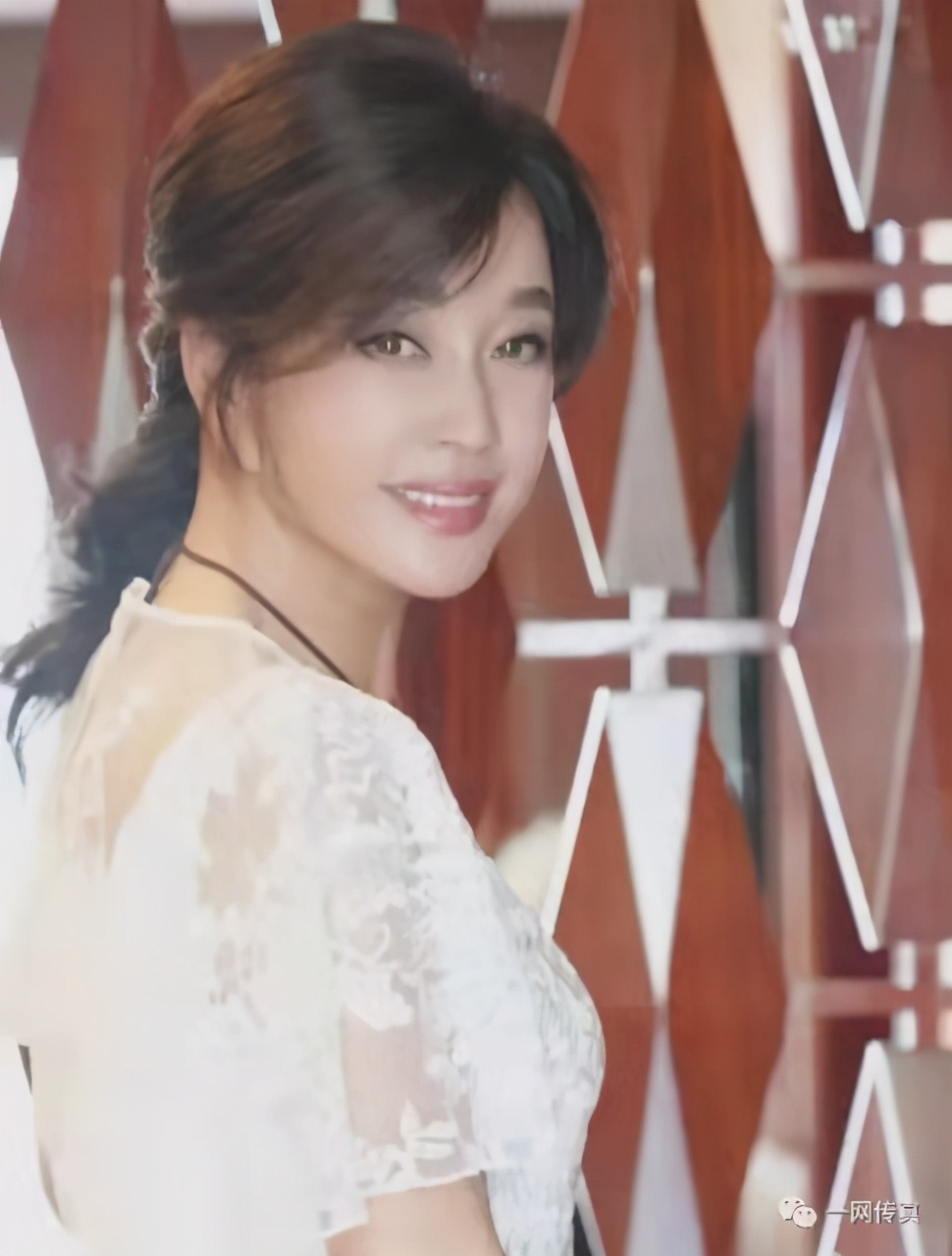 70岁刘晓庆再次演18岁少女,刘晓庆出演28岁女警花造型曝光