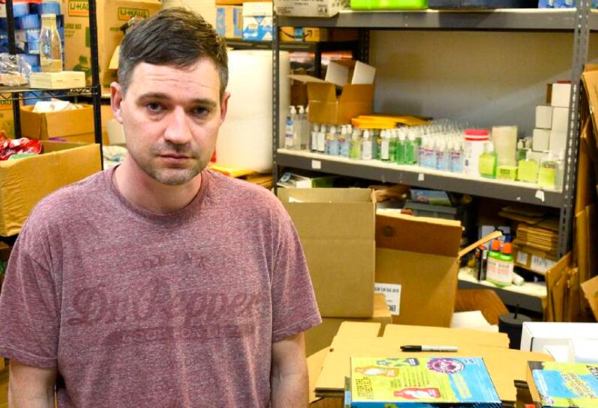 美国空军退役军人囤1万多瓶手消毒剂，准备卖高价，遭网站封号