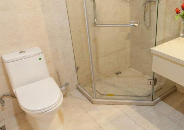 马桶边缘漏水修补胶发霉怎么清理,马桶底部玻璃胶发黄发霉怎么处理