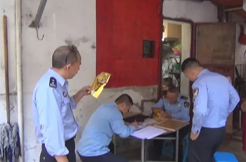 一心跟食物“较劲”还有点“狼狈”，这位民警咋回事？