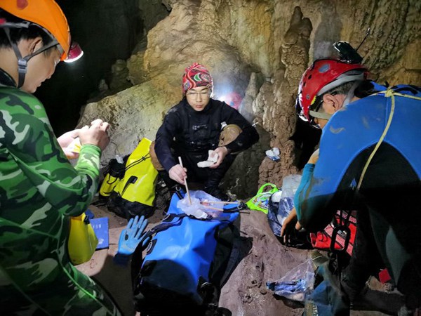 16岁留美高中生回国科考，变身“老鼠人”下悬崖探8000米洞穴