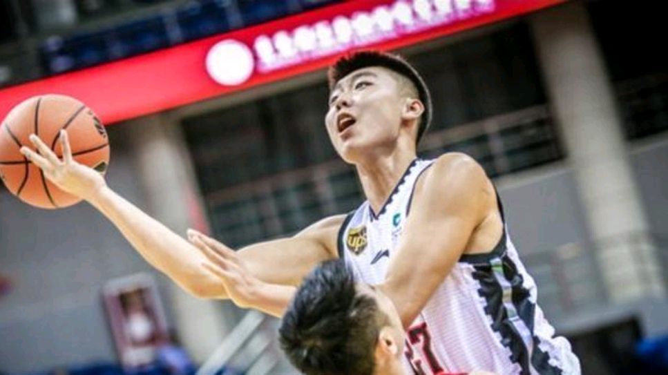 辽篮封闭训练双子星新星逆袭,辽篮2.16米青训小将