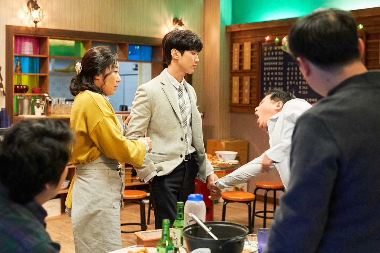 男高中生当众狂吻老阿姨，真情流露被骂变态，喜剧片拍出新高度