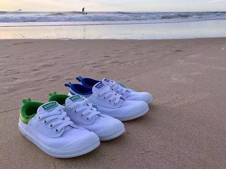 夏天什么裙子配小白鞋,夏天穿裙子可以穿小白鞋吗