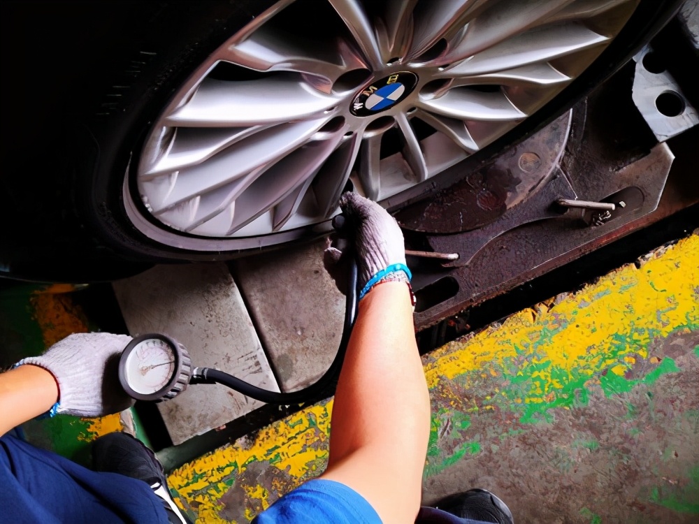 做个合格的老司机！胎压灯点亮如何消除？手把手教你不再慌张