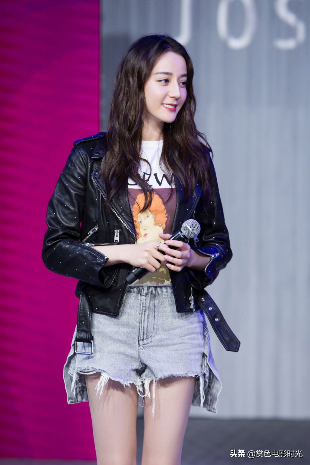 迪丽热巴穿短裤机场路透,迪丽热巴穿黑衣黑裤耍帅