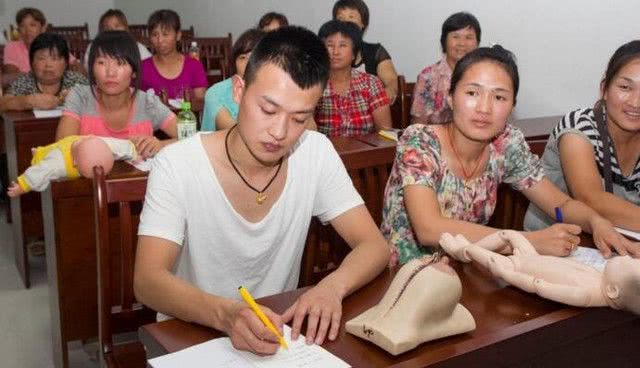 男性通乳师有多痛苦,催乳师弊端