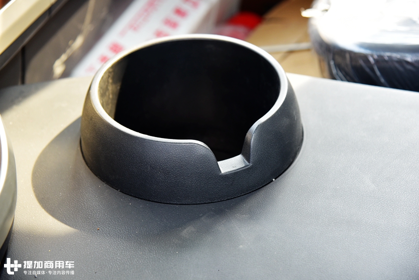 格尔发7.8米厢式货车自重,自重7.5吨牵引车