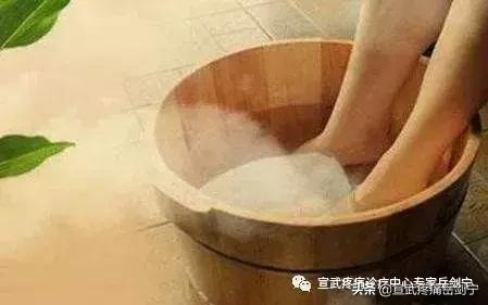 脚后跟尿酸堆积痛怎么缓解,缓解脚后跟痛踩台阶视频