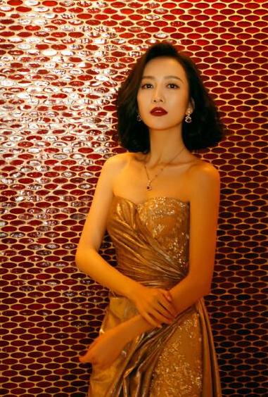 王鸥最美吊带裙,王鸥惊艳写真照粉色蕾丝裙