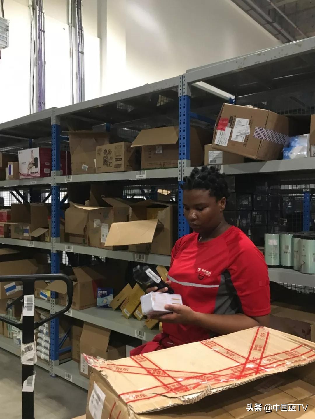 大家好，我们来自南非，正在帮杭州人打理快递