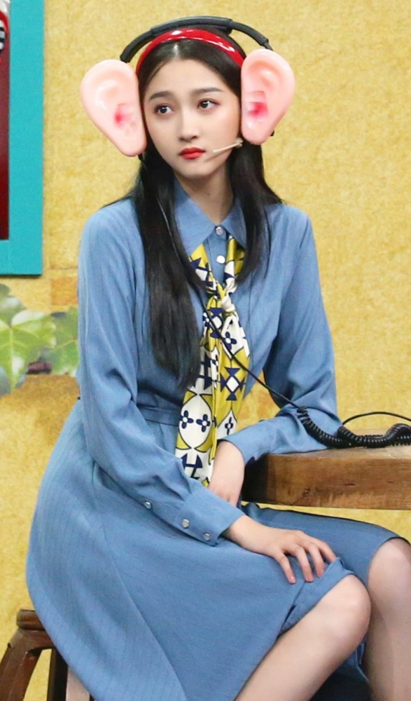 关晓彤亮闪闪的眼妆,关晓彤用口红涂眼妆