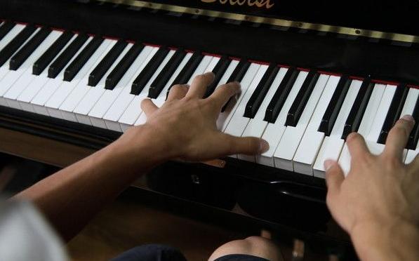 钢琴的三种和弦弹法,钢琴的三大奏法是什么意思