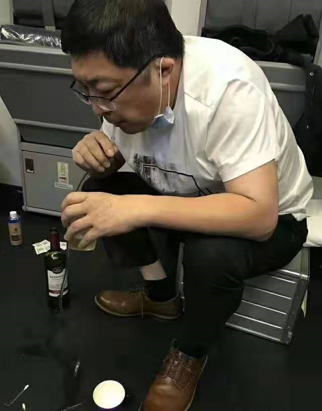 医生高空为老人吸尿,医生为前列腺病人吸尿