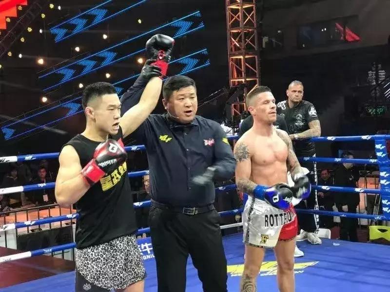 他就是中国知名搏击裁判牛槽旺