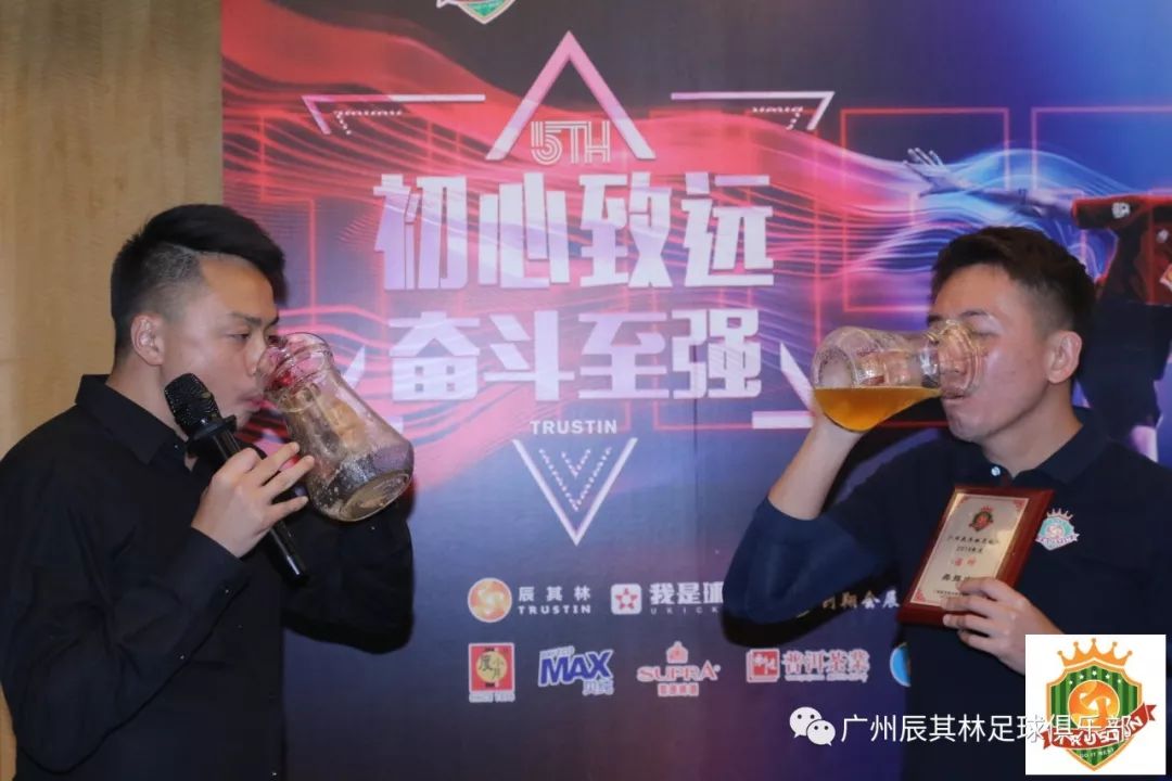 疫情隔离不隔爱主题,足球接力共同抗击疫情