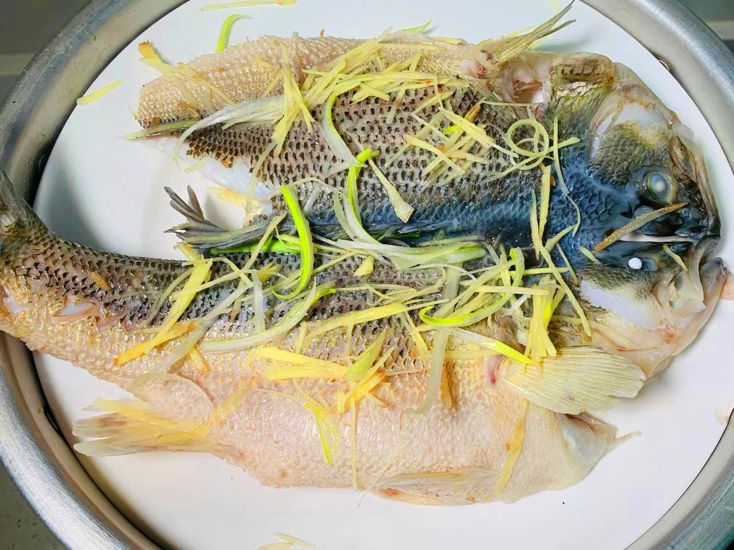 蒸鱼可以放好调料直接蒸吗,用蒸鱼豉油蒸鱼还要不要加盐