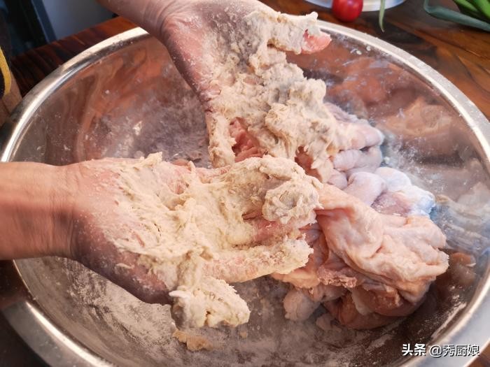 猪大肠好不好吃，清洗干净是关键，大厨教你1招，腥臭味自动去除