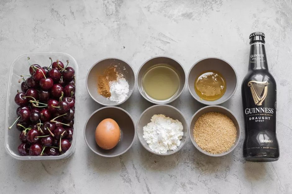 黑森林樱桃酒巧克力蛋糕,疯狂的草莓蛋糕图片