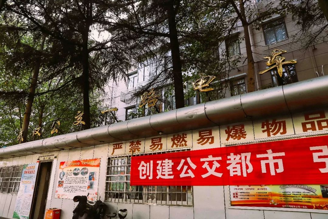 穿梭60年,武汉公交无轨电车1路