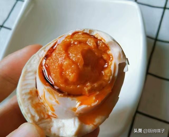 咸鸭蛋怎么腌制才能个个流油,咸鸭蛋怎么腌制才能起沙流油