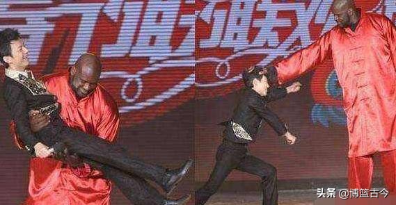 NBA球员都是合影终结者！奥胖单手擒何炅，姚主席如同深海泰坦