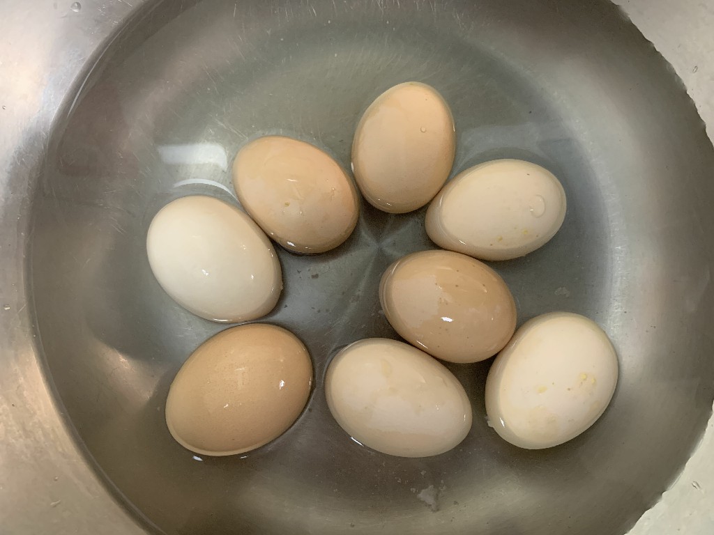 煮鸡蛋万万不能只用清水多加一步,煮鸡蛋放了凉水还是不好剥