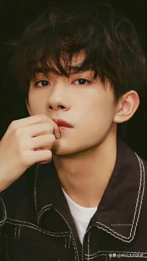 超帅易烊千玺动态壁纸,易烊千玺肖战谁帅