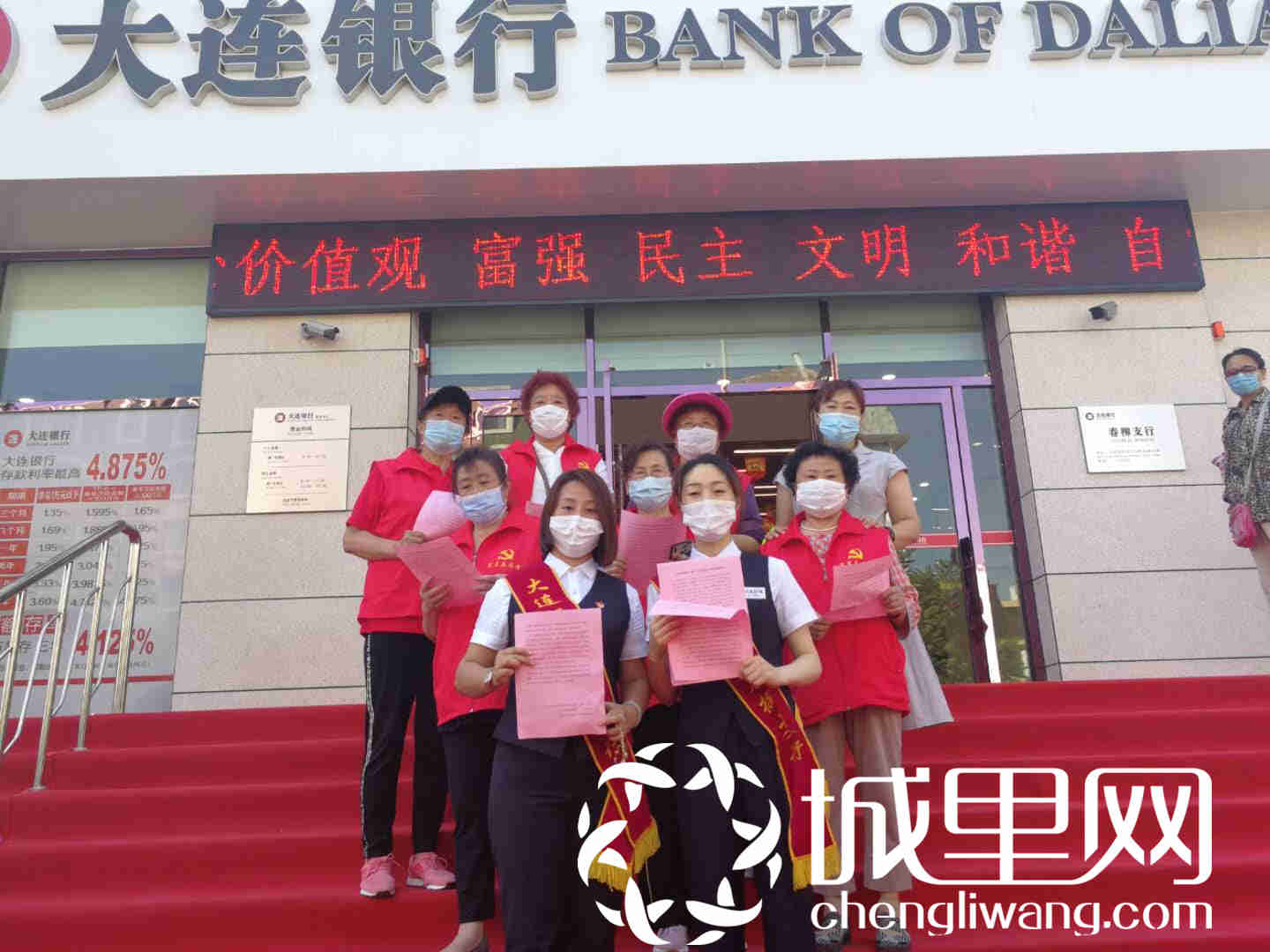 大连绿波社区开展“温情父亲节理发献爱心”志愿服务活动