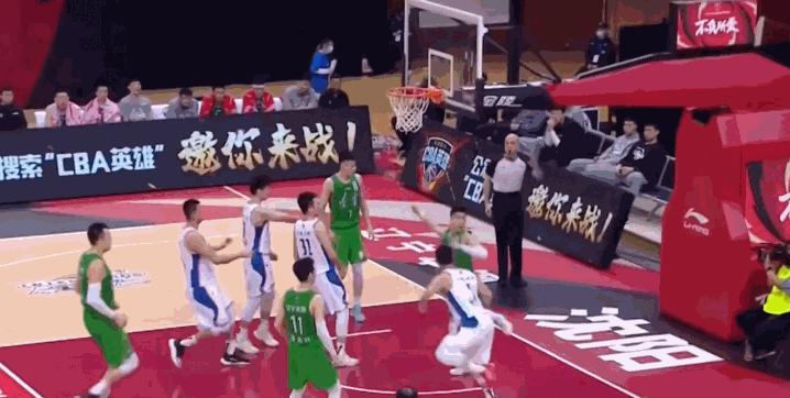 郭艾伦说杨鸣已经上一回热搜,杨鸣捂郭艾伦嘴原声