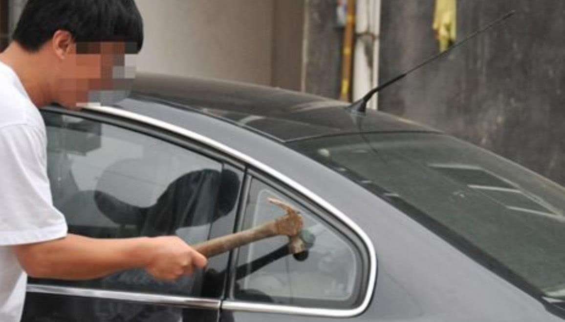 车钥匙被锁车里怎么处理,gl8别克车钥匙锁车里了怎么开车门