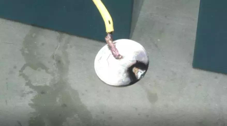 电动车充电口会有火花影响电瓶吗,电动车充电时会不会电人