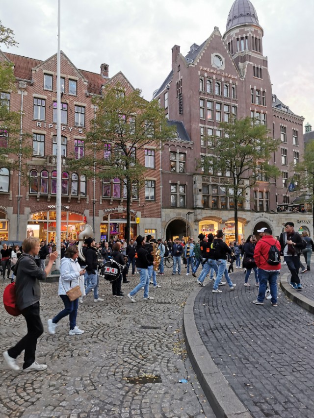 *麻大**味浓的街道，蜂拥的游客—欧洲之旅（五）